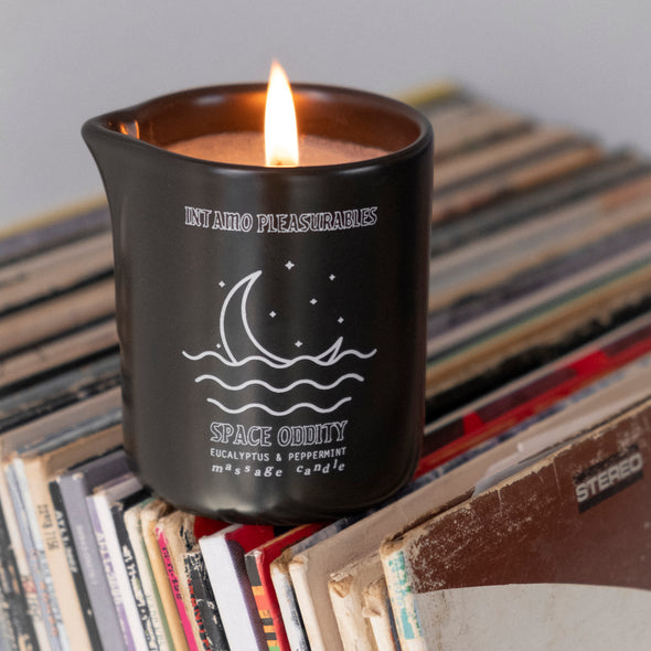 <transcy>SPACE ODDITY massage candle</transcy>